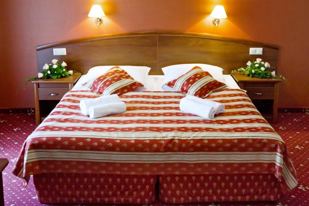 Hotel Novum & Spa Niepołomice Esterno foto