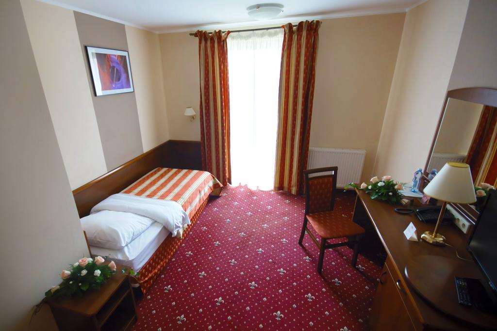 Hotel Novum & Spa Niepołomice Esterno foto