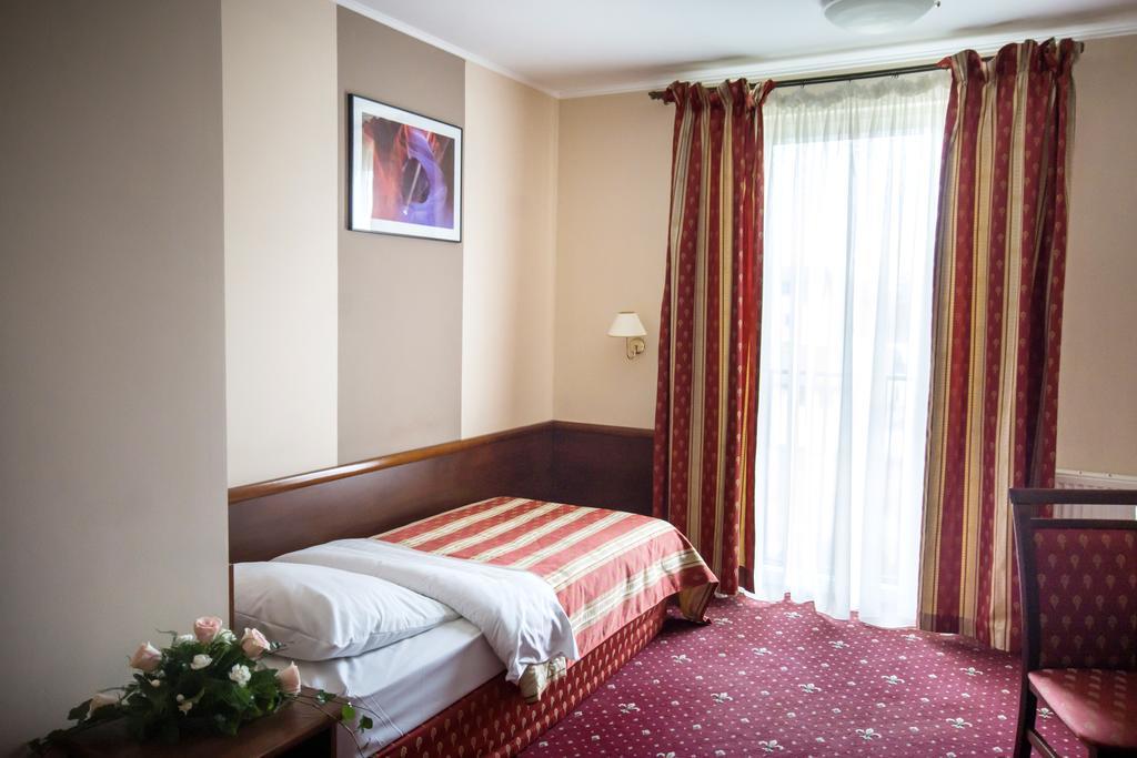 Hotel Novum & Spa Niepołomice Esterno foto