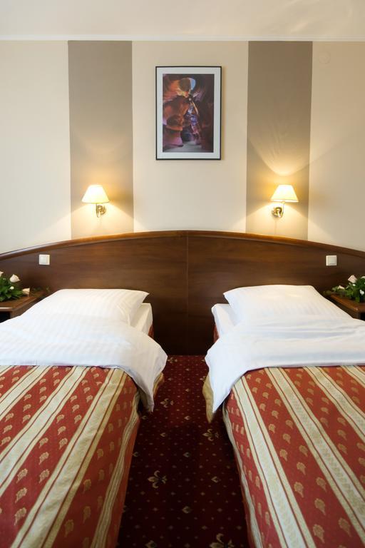 Hotel Novum & Spa Niepołomice Esterno foto