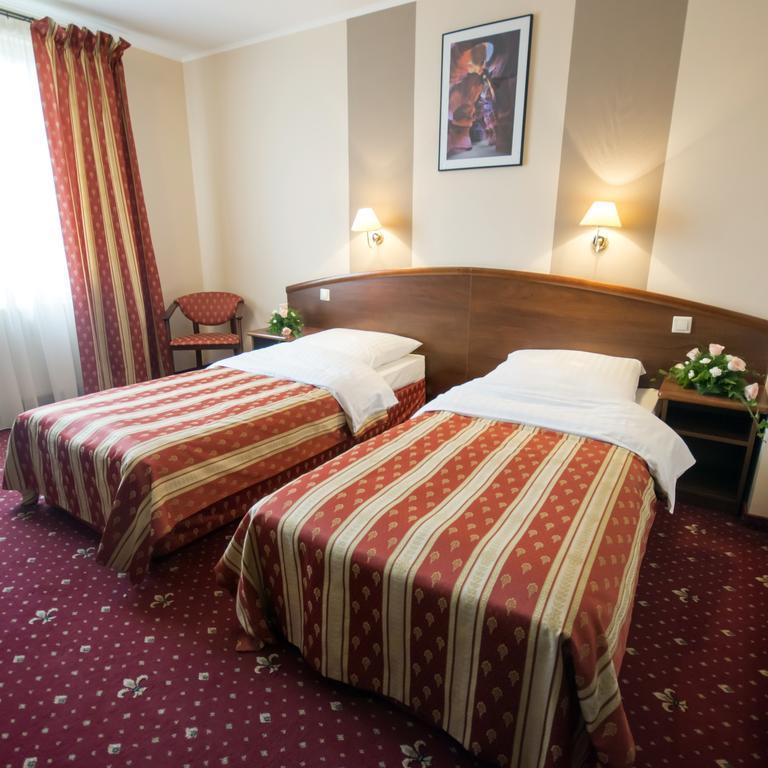 Hotel Novum & Spa Niepołomice Esterno foto