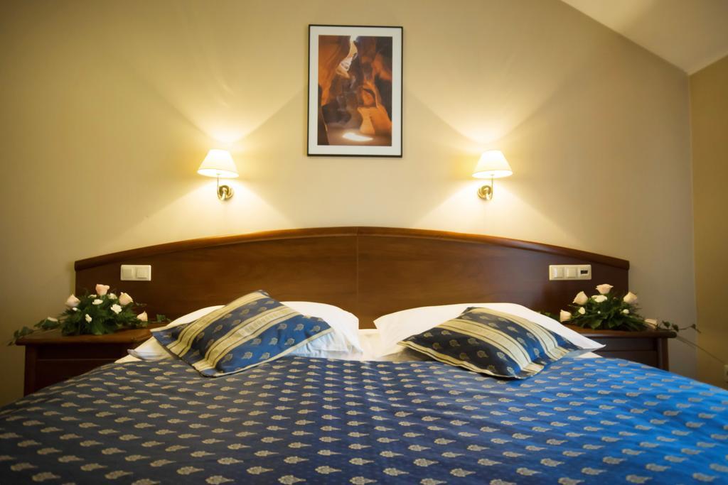 Hotel Novum & Spa Niepołomice Esterno foto