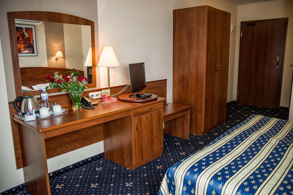 Hotel Novum & Spa Niepołomice Esterno foto