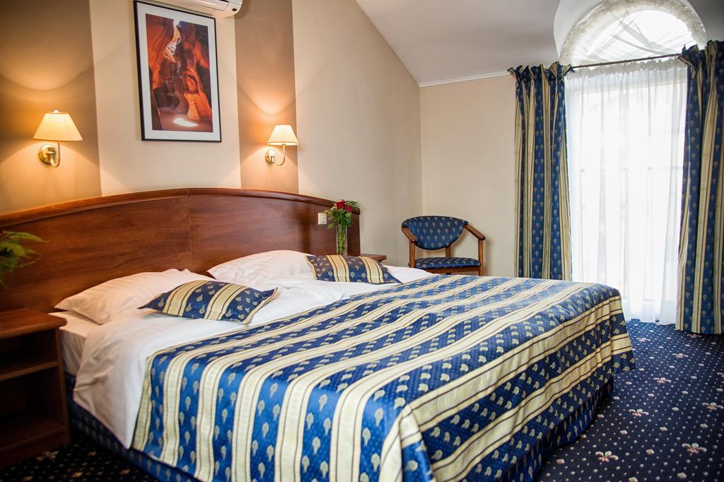 Hotel Novum & Spa Niepołomice Esterno foto