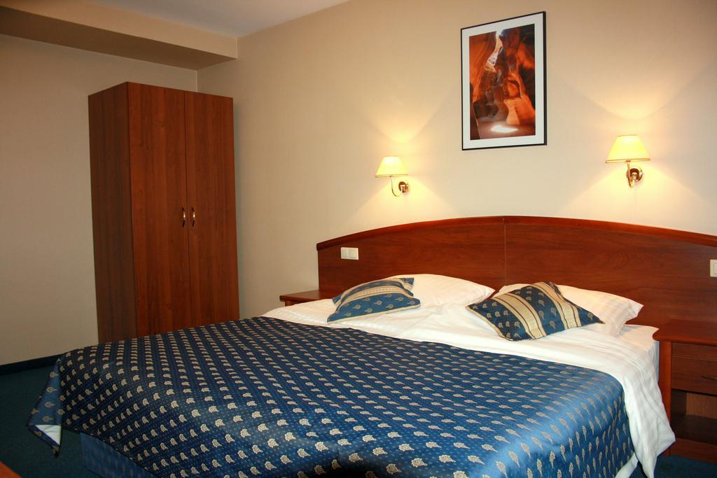 Hotel Novum & Spa Niepołomice Esterno foto