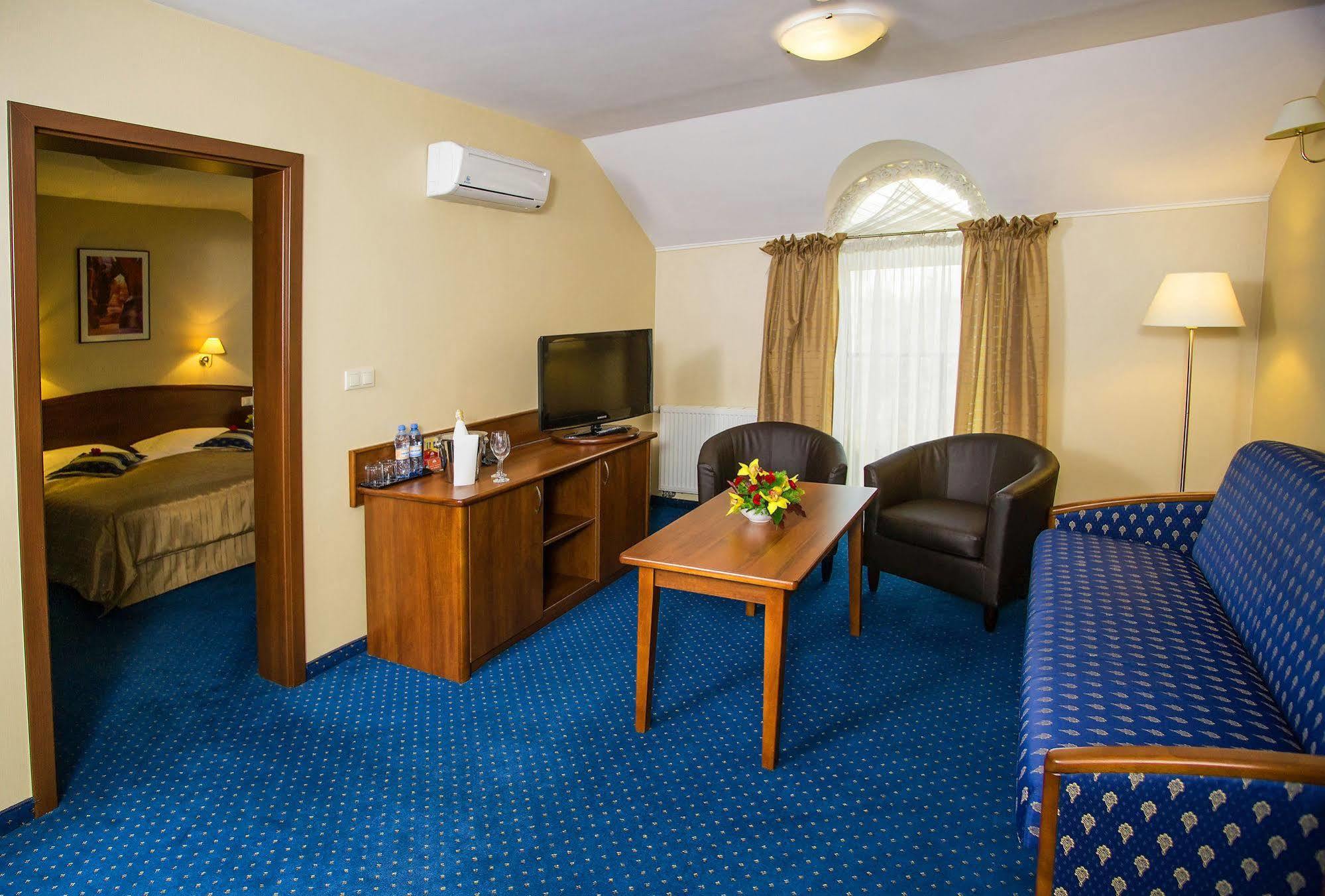 Hotel Novum & Spa Niepołomice Esterno foto