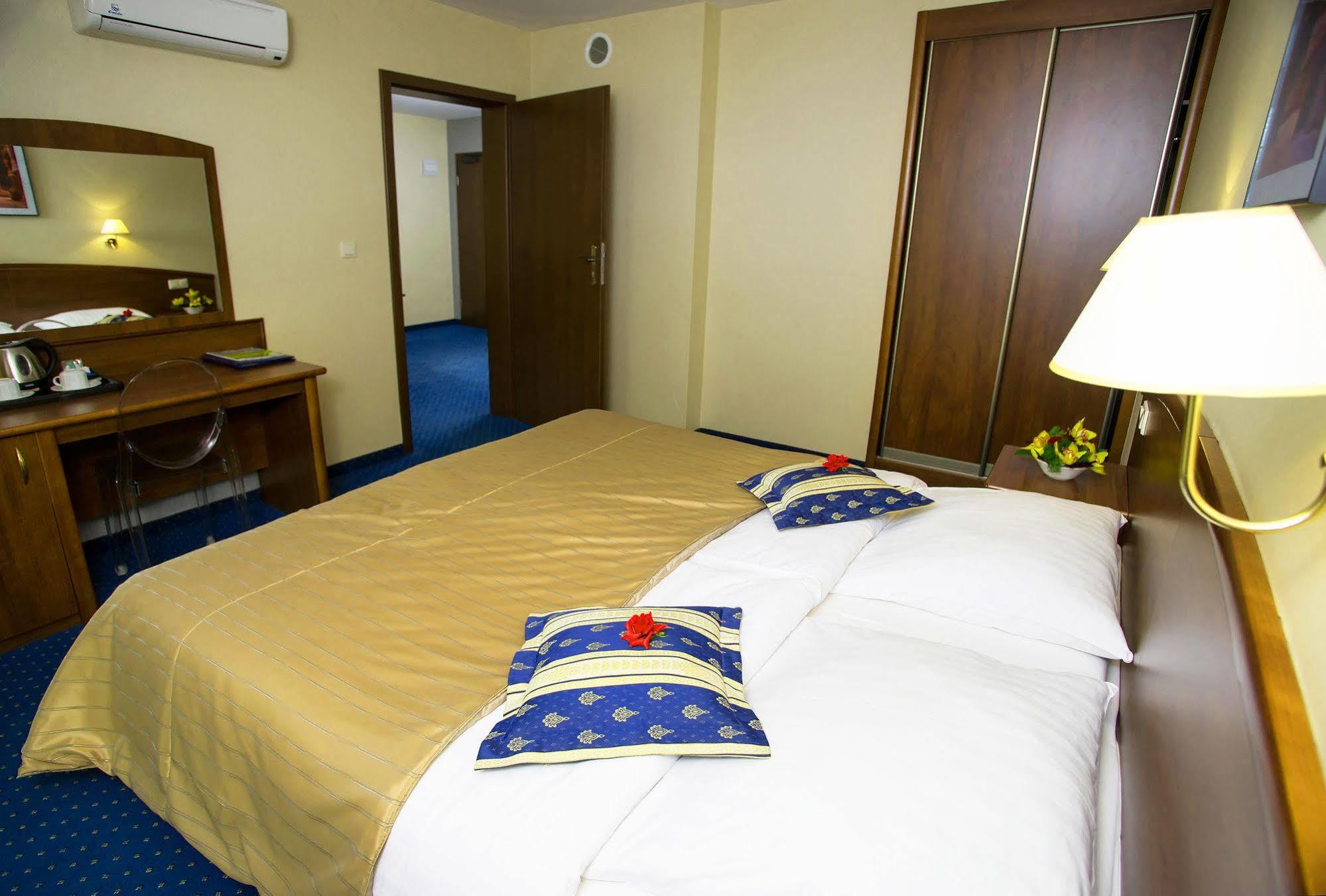 Hotel Novum & Spa Niepołomice Esterno foto
